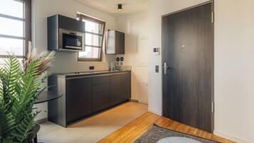 Full-sized fridge, microwave, oven, stovetop