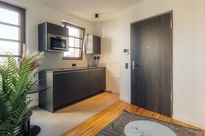 Full-sized fridge, microwave, oven, stovetop - Urban Heaven Aparthotel (Hamburg)