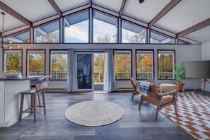 Smart-tv, een open haard, tafelvoetbal en een tafeltennistafel