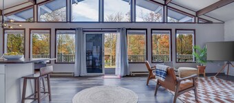The Cozy Blue Chalet: Gazebo, Fire Pit & Wildlife