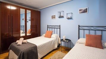 4 bedrooms, iron/ironing board, bed sheets