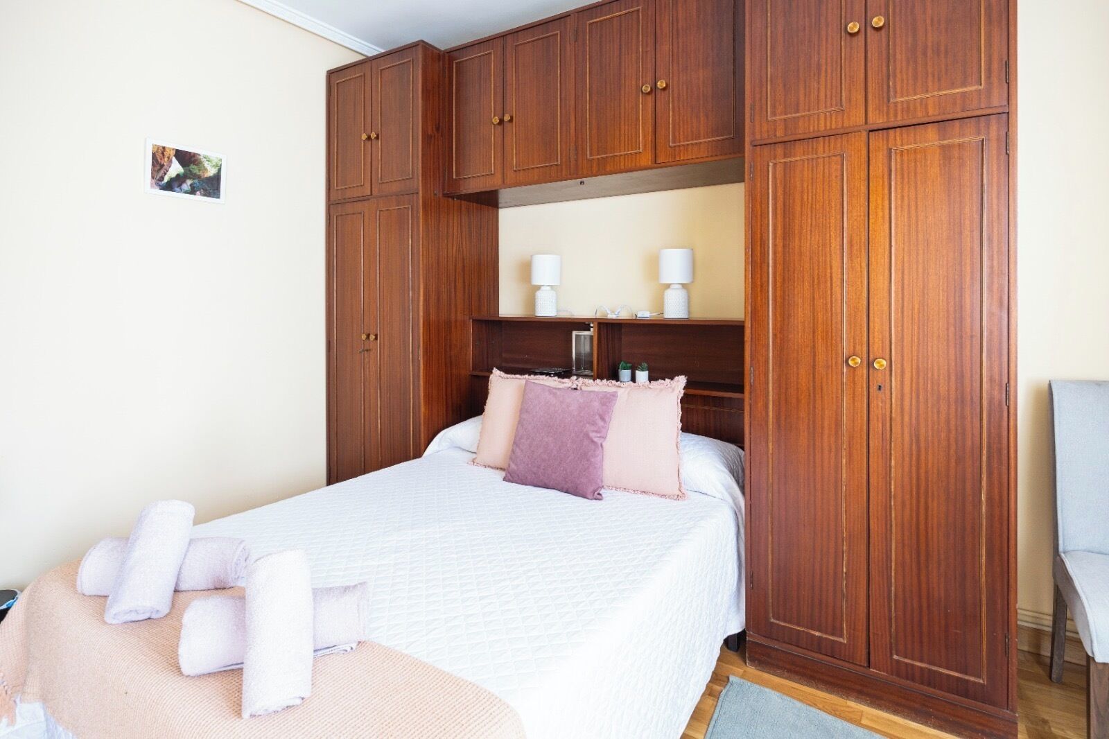 4 dormitorios, tabla de planchar con plancha, ropa de cama