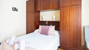 4 habitaciones, tabla de planchar con plancha y ropa de cama