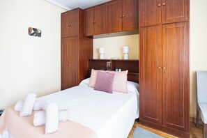 4 Schlafzimmer, Bügeleisen/Bügelbrett, Bettwäsche