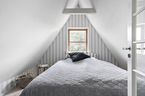 4 bedrooms, iron/ironing board, WiFi