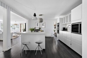 Micro-ondes, four, plaque de cuisson, lave-vaisselle