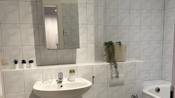 Haartrockner, Handtücher, Seife, Toilettenpapier