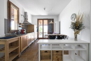 Kühlschrank, Ofen, Wasserkocher mit Kaffee-/Teezubehör, Toaster