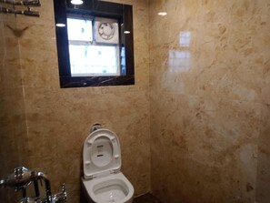 Quarto casal standard, vista para a cidade | Banheiro | Roupões de banho, chinelos