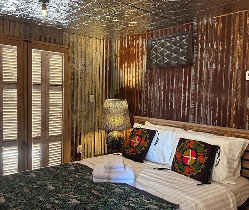 Charming 2-bedroom cabin with WiFi and AC in tranquil Round Top