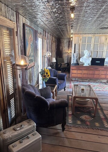 Charming 2-bedroom cabin with WiFi and AC in tranquil Round Top