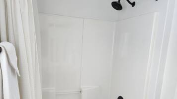 Sèche-cheveux, serviettes fournies, savon, shampoing