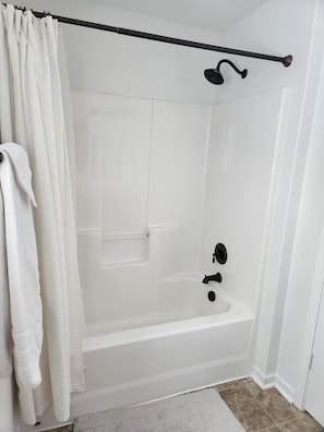 Hair dryer, towels, soap, shampoo - 3-bedroom house in welcoming Pella close to lake & on the bike trail (Pella)