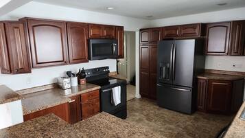 Geladeira, micro-ondas, fogão, cooktop