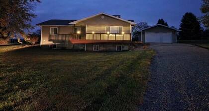 3-bedroom house in welcoming Pella close to lake & on the bike trail