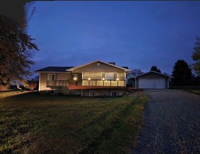 3-bedroom house in welcoming Pella close to lake & on the bike trail