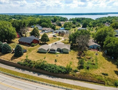 3-bedroom house in welcoming Pella close to lake & on the bike trail