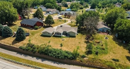 3-bedroom house in welcoming Pella close to lake & on the bike trail