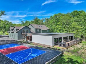 A two-story house with a tennis court, a covered patio, and a large backyard. - LUX Heated Pool, Pickleball, Hot Tub Sauna, Arcade (Canadensis)