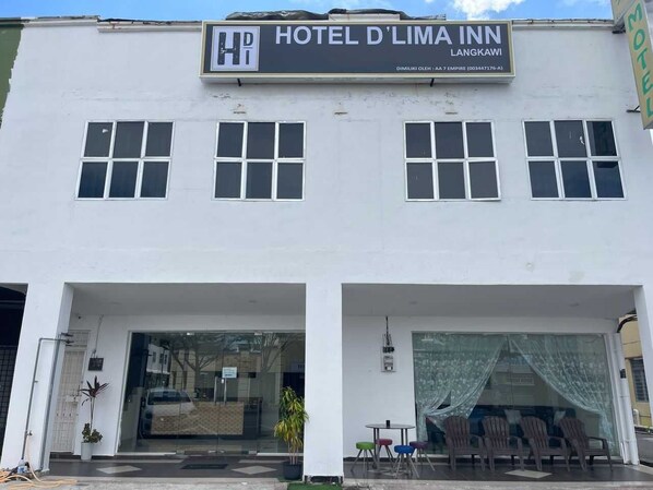 A two-story building with a sign for HOTEL D'LIMA INN LANGKAWI. - OYO 91119 Hotel D Lima Inn (Langkawi)