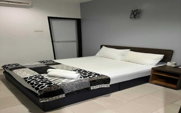 Standard Double Room | Laptop workspace, bed sheets