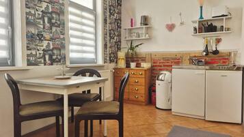 Fridge, stovetop, coffee/tea maker, electric kettle