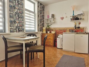 Fridge, stovetop, coffee/tea maker, electric kettle