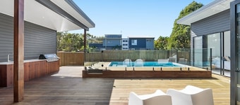 Brand New 4BR Beach House South Stradbroke, Pool