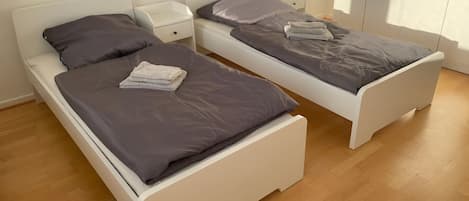 2 habitaciones, tabla de planchar con plancha, wifi y ropa de cama