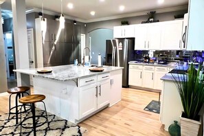 Kjøleskap, mikrobølgeovn, ovn og kokeplater