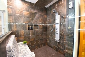Dusche, Whirlpool, Haartrockner, Handtücher