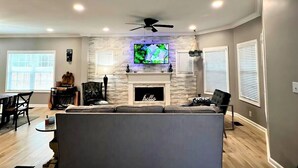 Living area - Luxe 4 Bed ATL Retreat - Pool, Fire, Sauna, Theater (Atlanta)