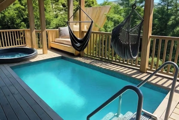 A wooden deck with a swimming pool, a hot tub, and two black hammocks. - Gatsby’s Main Level. Ocean Bay Park.
Heated Saltwater Pool + Hot Tub. Sleeps 14 (Ocean Beach)