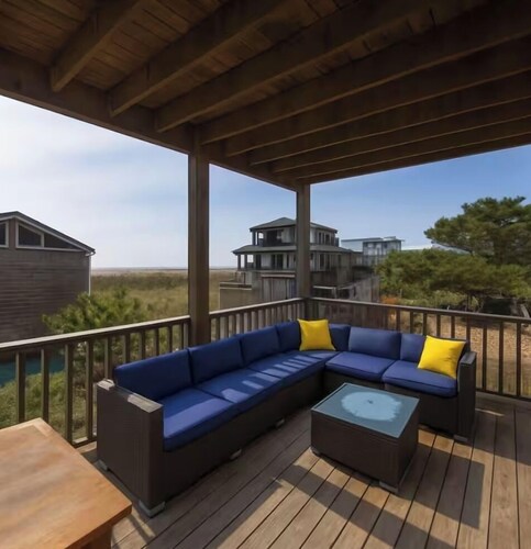 Gatsby’s Main Level. Ocean Bay Park. 
Heated Saltwater Pool + Hot Tub. Sleeps 14