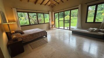 3 bedrooms, desk, WiFi, bed sheets