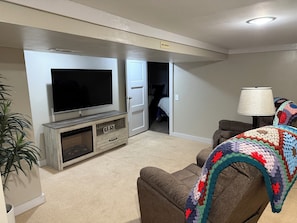 Smart TV, fireplace
