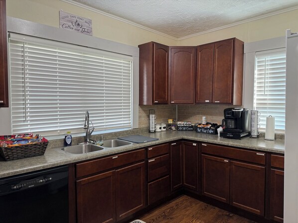 冷蔵庫、電子レンジ、オーブン、コンロ