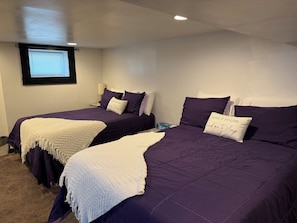 4 quartos, ferros/tábuas de passar roupa, berço de viagem