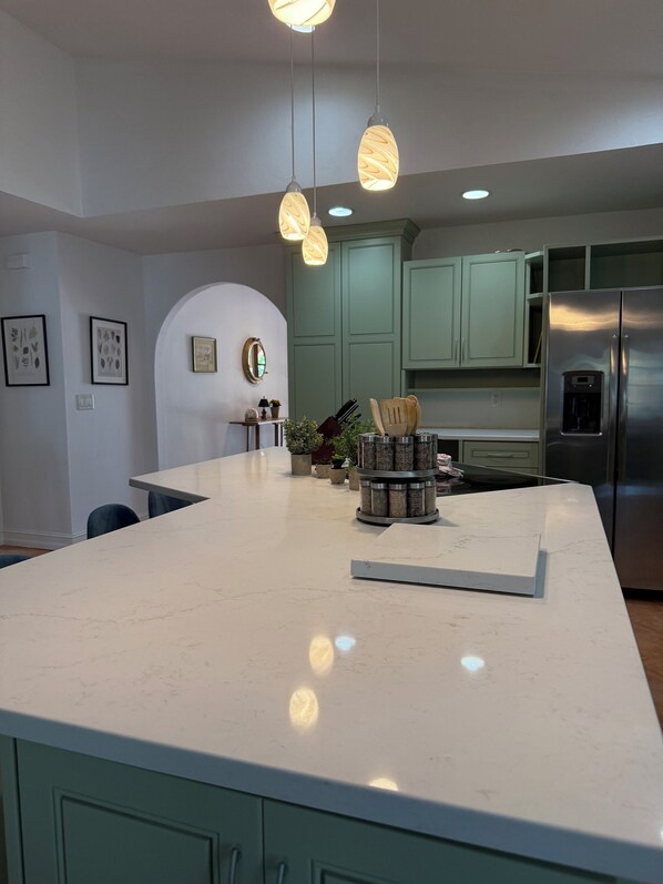 Réfrigérateur, four à micro-ondes, un four, surface de cuisson