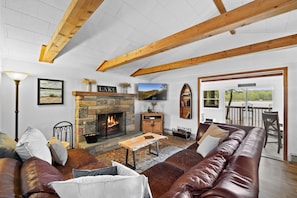 Smart TV y chimenea 