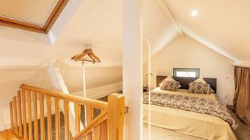 1 slaapkamer, een bureau, een strijkplank/strijkijzer, reisbedje