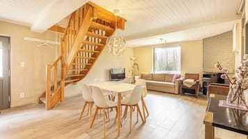 Smart-tv, een open haard en een printer