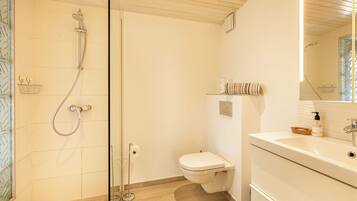 Douche, articles de toilette écologiques, sèche-cheveux