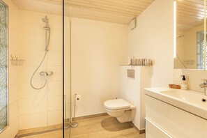 Dusj, miljøvennlige toalettsaker, hårføner og håndklær