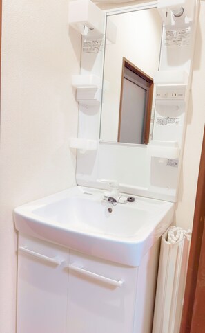 Hiustenkuivaaja, pyyhkeet, saippua, sampoo