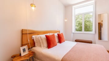 1 habitación y tabla de planchar con plancha