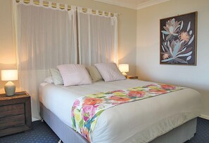 2 bedrooms, bed sheets - Relaxing waterfront property with own jetty and magnificent views (Amity Point)