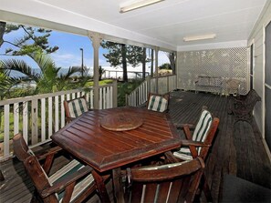 Outdoor dining - Relaxing waterfront property with own jetty and magnificent views (Amity Point)