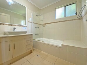 Een douche, handdoeken
