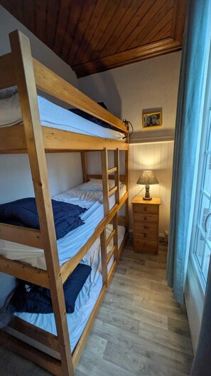 2 bedrooms, iron/ironing board, free WiFi